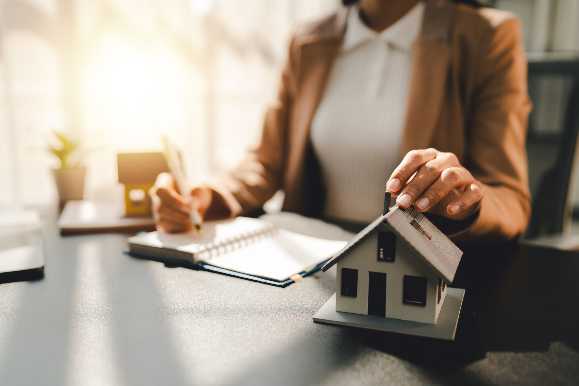 real estate agent Delivering sample homes to customers, mortgage loan contracts. Make a contract for hire purchase and sale of a house. and home insurance contracts, home mortgage loan concepts